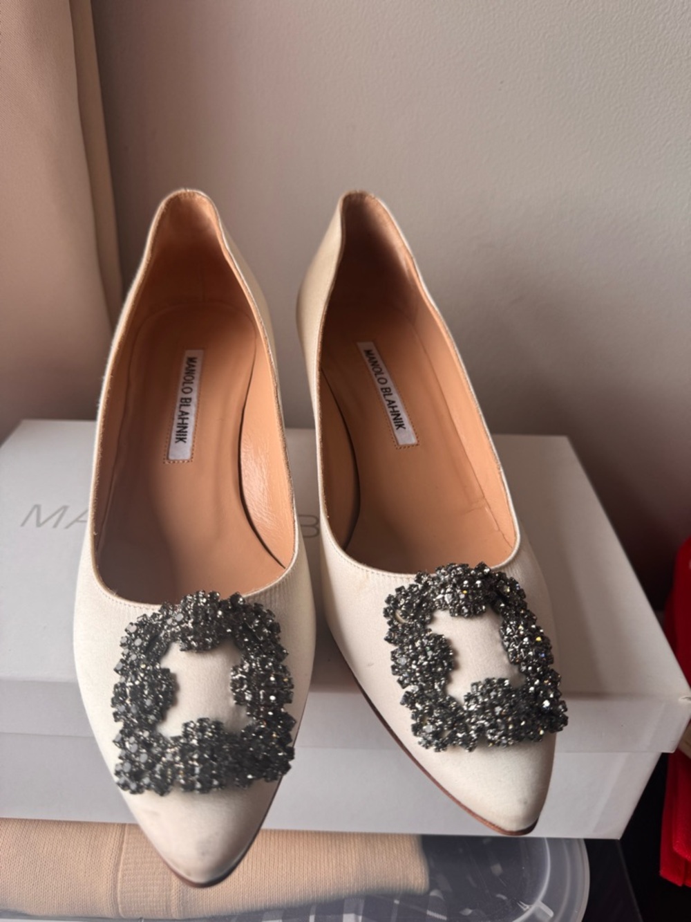 Manolo Blahnik Cream Satin pumps - Picture 2 of 13